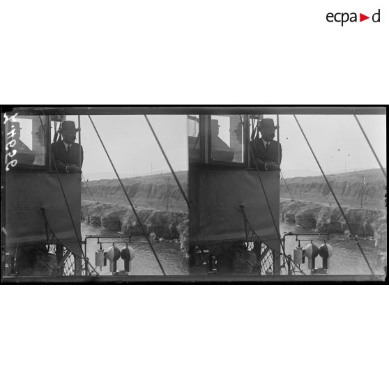 Canal de Corinthe. Le torpilleur français Mangini traverse le canal. A bord, à droite M. Justin Godart. [légende d'origine]