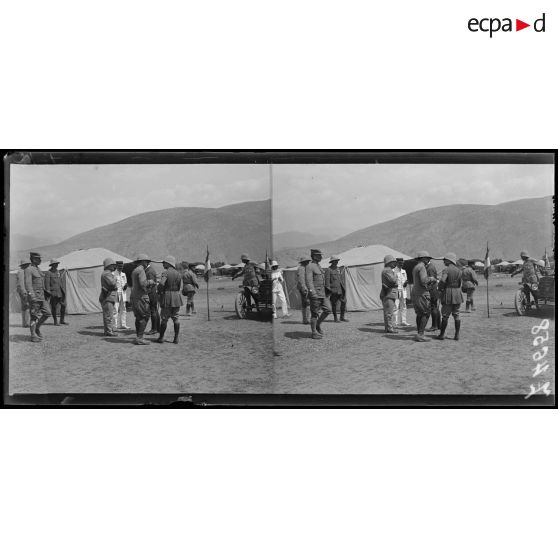 Itéa. Visite de M. Justin Godart à l'hôpital d'évacuation n°3. [légende d'origine]