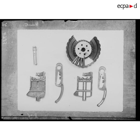 Paris. Atelier du lieutenant Rodocanachi. Détail de démontage de mitrailleuse. [légende d'origine]