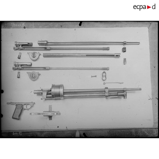 Paris. Atelier du lieutenant Rodocanachi. Détail de démontage de mitrailleuse. [légende d'origine]