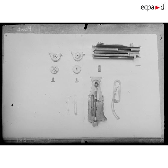 Paris. Atelier du lieutenant Rodocanachi. Détail de démontage de mitrailleuse. [légende d'origine]