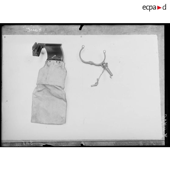 Paris. Atelier du lieutenant Rodocanachi. Détail de démontage de mitrailleuse. [légende d'origine]