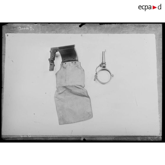 Paris. Atelier du lieutenant Rodocanachi. Détail de démontage de mitrailleuse. [légende d'origine]