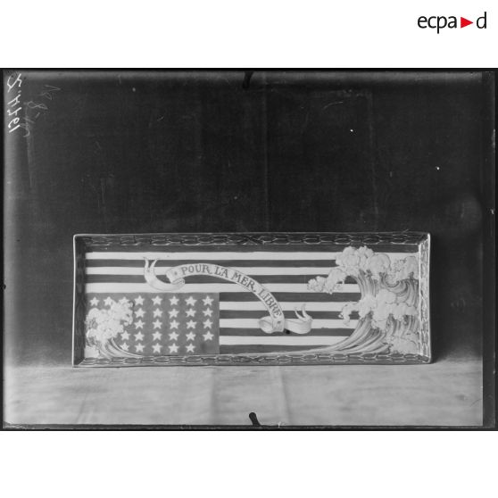 Paris. Musée Leblanc. Cendrier porcelaine. [légende d'origine]