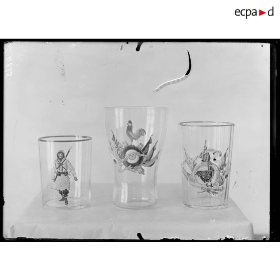 Paris. Musée Leblanc. Verrerie française. [légende d'origine]