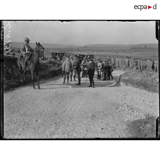 Souilly (Meuse). Revue des troupes de Verdun par le président de la République et S.M. le roi des belges. Arrivée du président et du roi des belges. [légende d'origine]