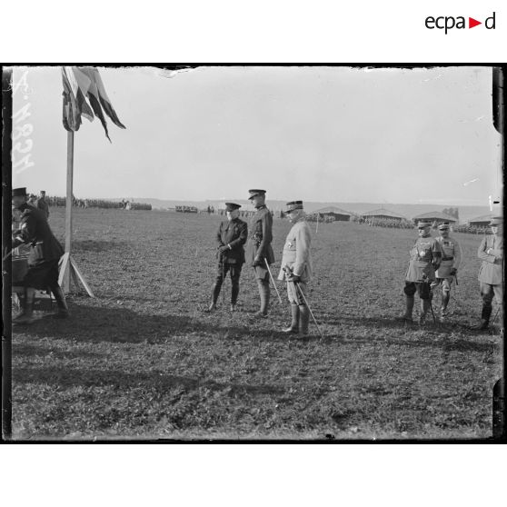 Souilly (Meuse). Revue des troupes de Verdun par le président de la République et S.M. le roi des belges. Le président, le roi des belges et le général Pétain et le général de Castelnau. [légende d'origine]
