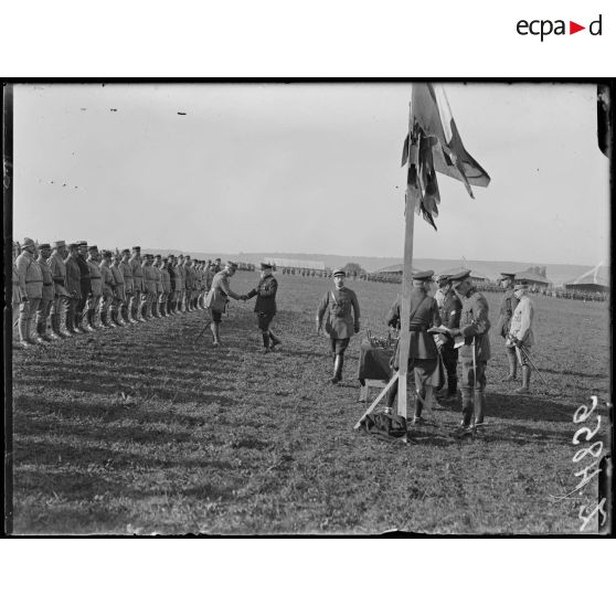 Souilly (Meuse). Revue des troupes de Verdun par le président de la République et S.M. le roi des belges. Le président remet la médaille militaire au général de Castelnau. [légende d'origine]