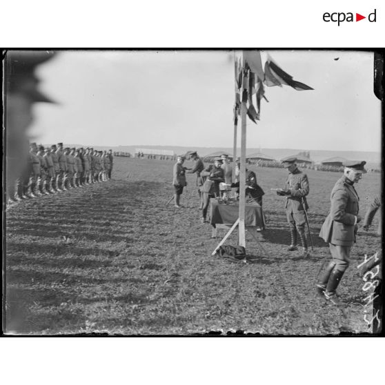 Souilly (Meuse). Revue des troupes de Verdun par le président de la République et S.M. le roi des belges. Le président remet la médaille militaire au général de Castelnau. [légende d'origine]