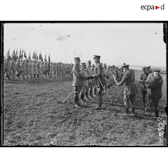 Souilly (Meuse). Revue des troupes de Verdun par le président de la République et S.M. le roi des belges. Le roi des belges décore le général Fayolle. [légende d'origine]
