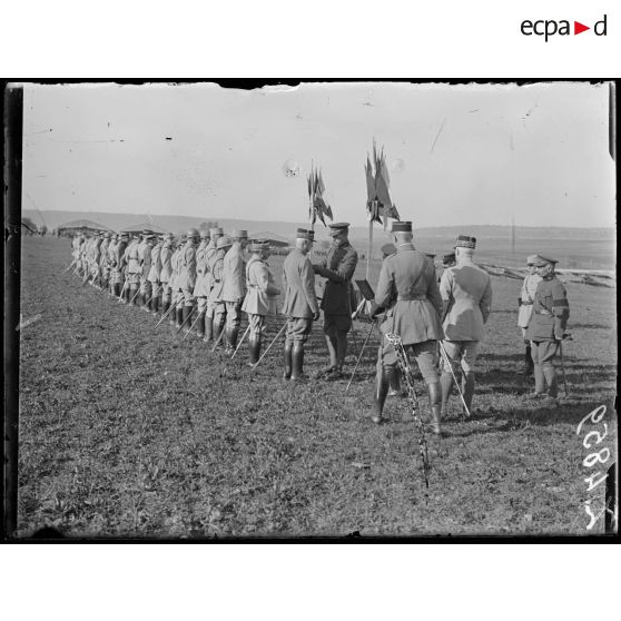 Souilly (Meuse). Revue des troupes de Verdun par le président de la République et S.M. le roi des belges. Le roi des belges décore le général Fayolle. [légende d'origine]