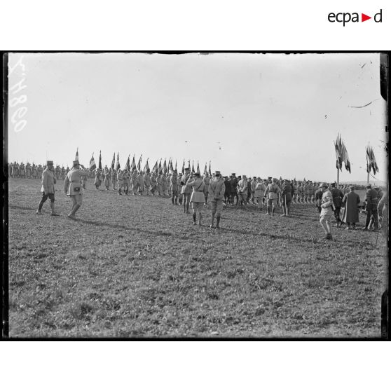 Souilly (Meuse). Revue des troupes de Verdun par le président de la République et S.M. le roi des belges. La remise des décorations. [légende d'origine]