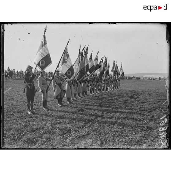 Souilly (Meuse). Revue des troupes de Verdun par le président de la République et S.M. le roi des belges. Les drapeaux. [légende d'origine]