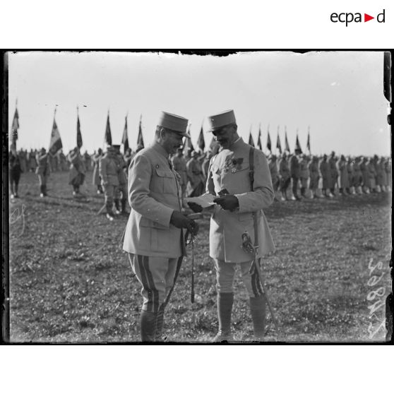 Souilly (Meuse). Revue des troupes de Verdun par le président de la République et S.M. le roi des belges. Pendant la remise des décorations. [légende d'origine]