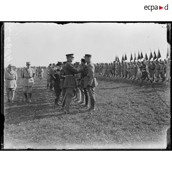 Souilly (Meuse). Revue des troupes de Verdun par le président de la République et S.M. le roi des belges. Le roi des belges remet des décorations. [légende d'origine]