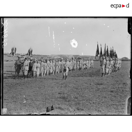 Souilly (Meuse). Revue des troupes de Verdun par le président de la République et S.M. le roi des belges. Le roi des belges remet des décorations. [légende d'origine]