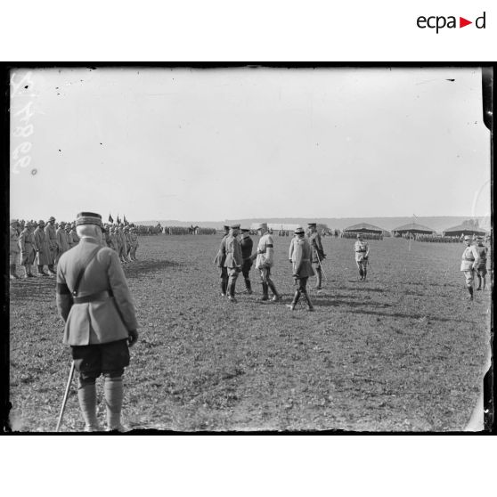 Souilly (Meuse). Revue des troupes de Verdun par le président de la République et S.M. le roi des belges. Le président, le roi des belges, à gauche, le général de Castelnau. [légende d'origine]
