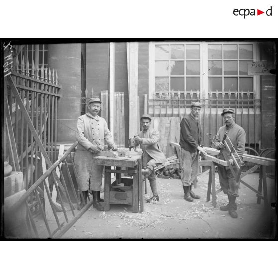 Cartes d'identité. [légende d'origine]