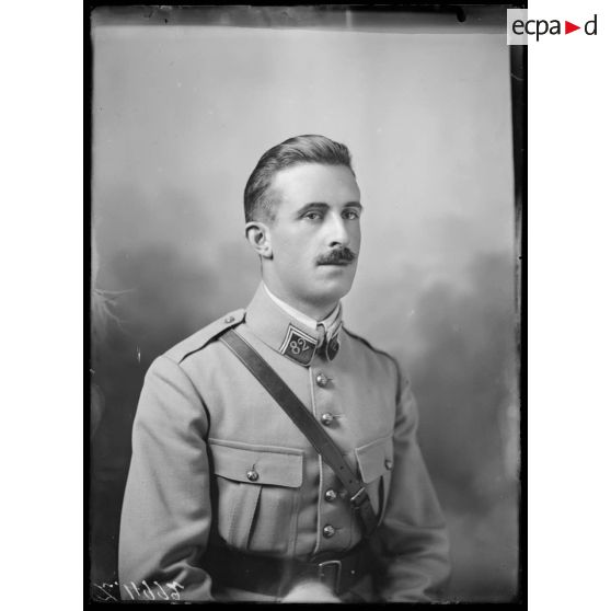 Cartes d'identité. [légende d'origine]