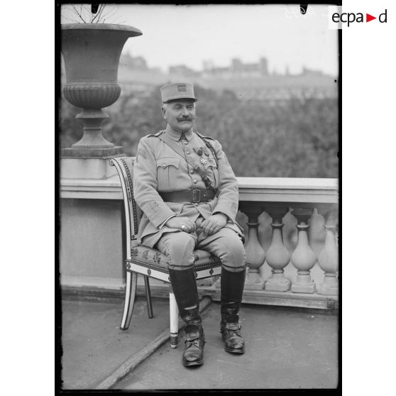 Cartes d'identité. [légende d'origine]