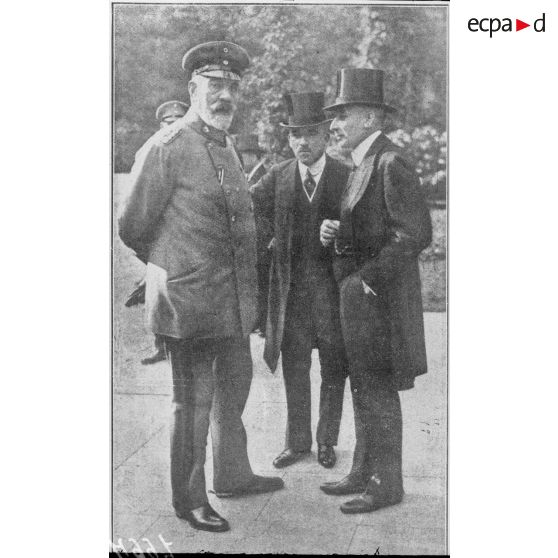 Cartes d'identité. [légende d'origine]