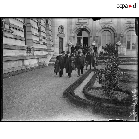 Chantilly (Oise). Visite du château de Condé par les journalistes : réception par M. Michelin à l'occasion de l'apparition du Guide Michelin sur la bataille de l'Ourcq. [légende d'origine]