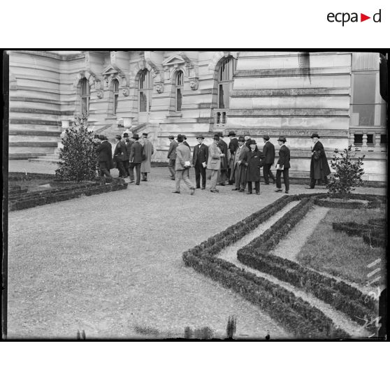 Chantilly (Oise). Visite du château de Condé par les journalistes : réception par M. Michelin à l'occasion de l'apparition du Guide Michelin sur la bataille de l'Ourcq. [légende d'origine]