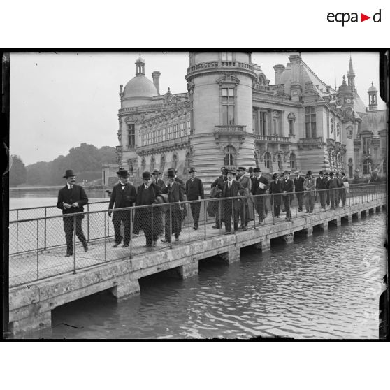 Chantilly (Oise). Visite du château de Condé par les journalistes : réception par M. Michelin à l'occasion de l'apparition du Guide Michelin sur la bataille de l'Ourcq. [légende d'origine]