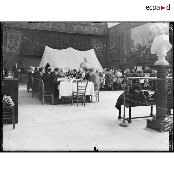 Chantilly (Oise). Déjeuner offert par M. Michelin aux journalistes à l'occasion de la publication du Guide aux champs de la bataille de l'Ourcq. [légende d'origine]