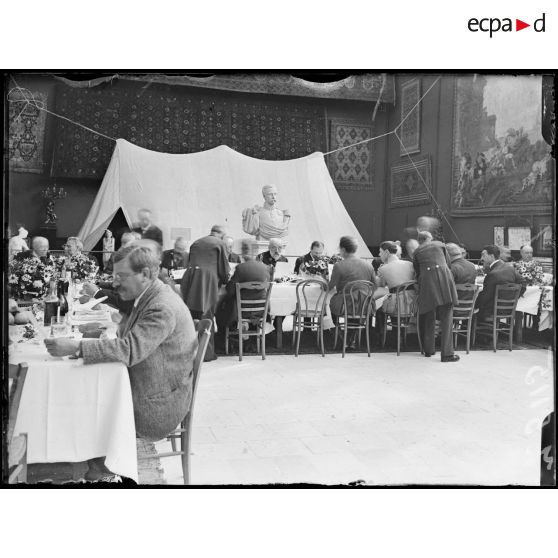 Chantilly (Oise). Déjeuner offert par M. Michelin aux journalistes à l'occasion de la publication du Guide aux champs de la bataille de l'Ourcq. [légende d'origine]