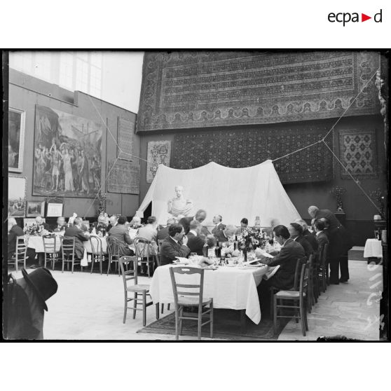 Chantilly (Oise). Déjeuner offert par M. Michelin aux journalistes à l'occasion de la publication du Guide aux champs de la bataille de l'Ourcq. [légende d'origine]