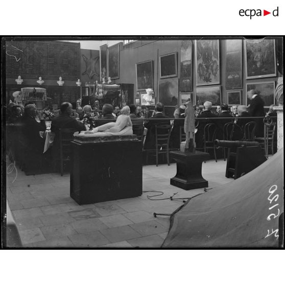 Chantilly (Oise). Déjeuner offert par M. Michelin. Aspect de la salle pendant le discours. [légende d'origine]