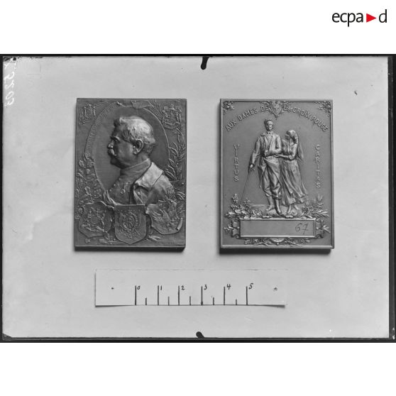 Paris. Musée Leblanc. Plaquette française. Joffre et Dames de la Croix Rouge. [légende d'origine]