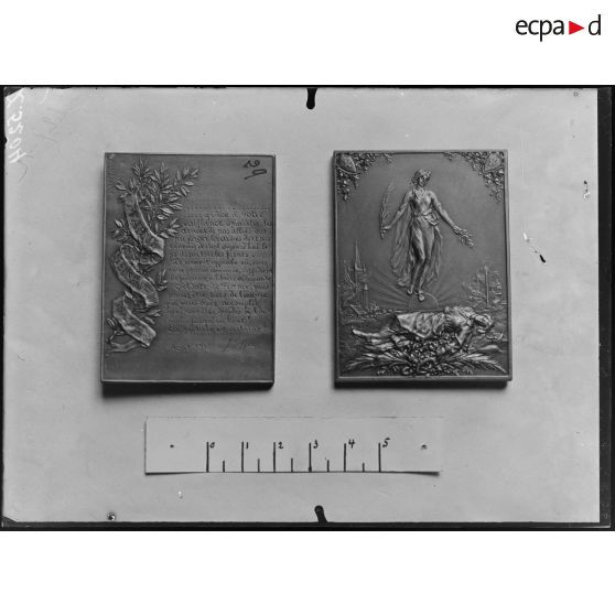 Paris. Musée Leblanc. Plaquette française. Joffre et Dames de la Croix Rouge (verso). [légende d'origine]