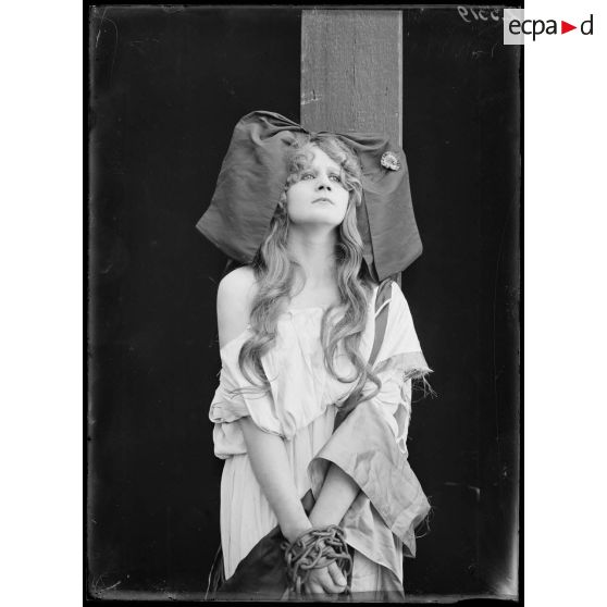 [L'actrice Lucienne Legrand figurant l'Alsace opprimée dans un film intitulé "L'anniversaire du traité de Francfort"].