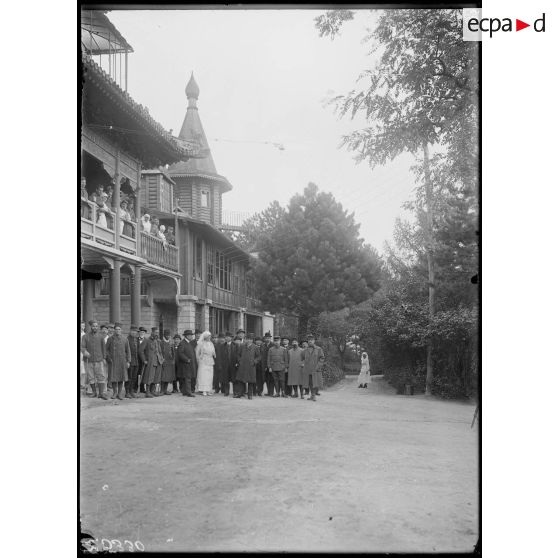 [Visite de Charles Lutaud, gouverneur de l'Algérie, à l'hôpital colonial de Carrières-sous-Bois].
