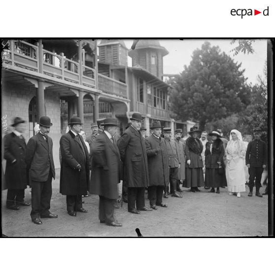 [Visite de Charles Lutaud, gouverneur de l'Algérie, à l'hôpital colonial de Carrières-sous-Bois].