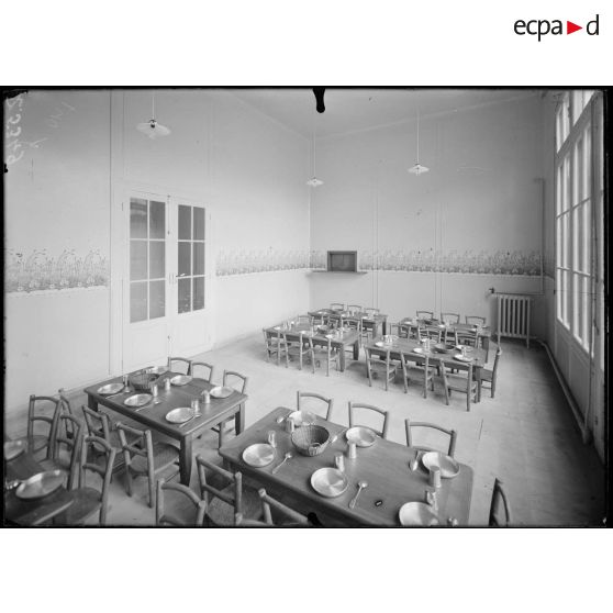 Levallois-Perret (Seine). Maternelle ouvrière. Réfectoire. [légende d'origine]