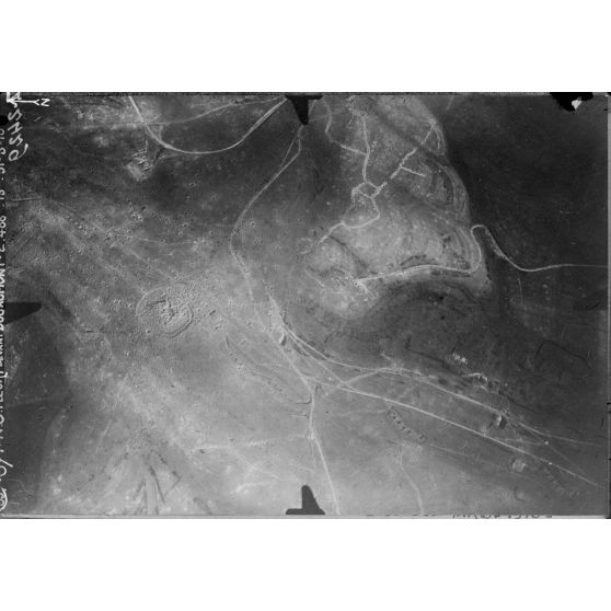 Photo aérienne. Nord-ouest de Fleury devant Douaumont. / Fleury-devant-Douaumont. Panorama du village et de ses abords bombardés vus en avion. [légende d'origine]