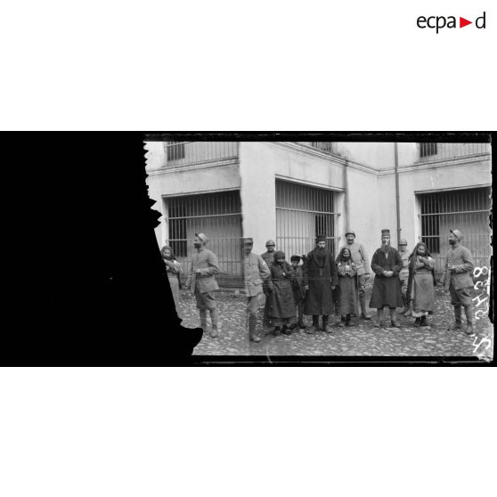 Carrières sous Bois (Seine-et-Oise). Hôpital colonial. Cuisson du méchoui. [légende d'origine]