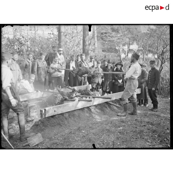 Carrières sous Bois (Seine-et-Oise). Hôpital colonial. Cuisson du méchoui. [légende d'origine]