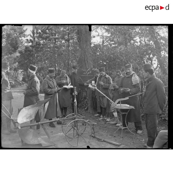 Carrières sous Bois (Seine-et-Oise). Hôpital colonial. Démonstration de la charrue. [légende d'origine]