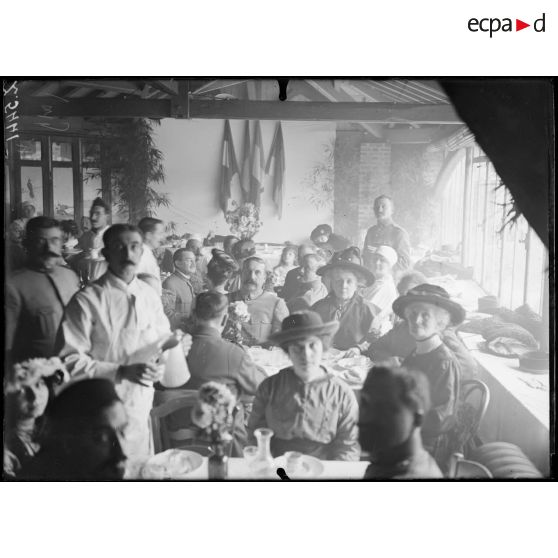 Carrières sous Bois (Seine-et-Oise). Hôpital colonial. Banquet à l'hôpital. [légende d'origine]