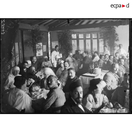 Carrières sous Bois (Seine-et-Oise). Hôpital colonial. Banquet à l'hôpital. [légende d'origine]