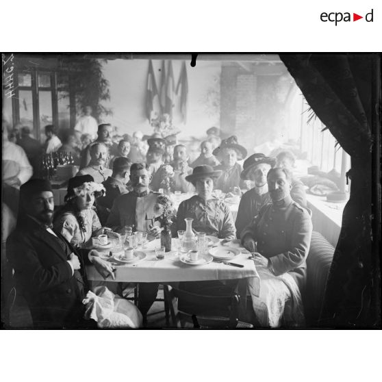 Carrières sous Bois (Seine-et-Oise). Hôpital colonial. Banquet à l'hôpital. Groupe des invités. [légende d'origine]