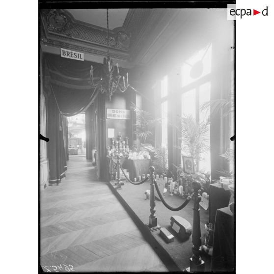 Paris. Exposition des dons américains. Dons offerts par le Brésil. [légende d'origine]