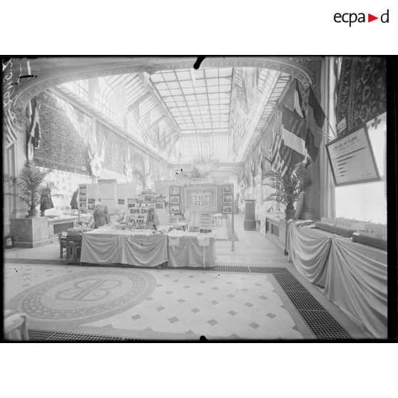 Paris. Exposition des dons américains. Vue générale du hall. [légende d'origine]