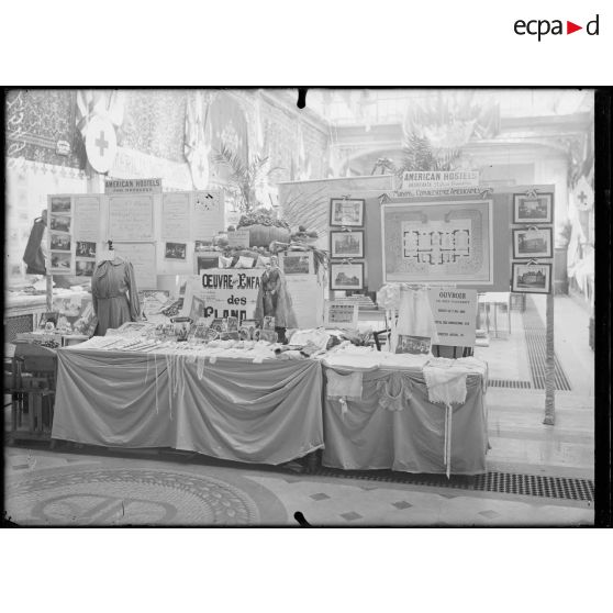 Paris. Exposition des dons américains à la Croix-Rouge française (136 avenue des Champs-Elysées). Oeuvre des enfants des Flandres. [légende d'origine]