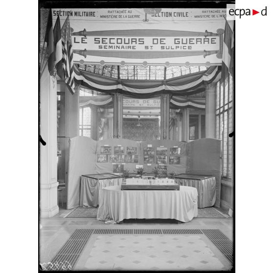 Paris. Exposition des dons américains à la Croix-Rouge française (136 avenue des Champs-Elysées). Le secours de guerre. [légende d'origine]