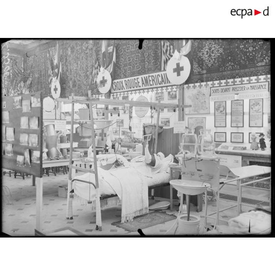 Paris. Exposition des dons américains à la Croix-Rouge française (136 avenue des Champs-Elysées). Stand de la Croix-Rouge américaine. [légende d'origine]
